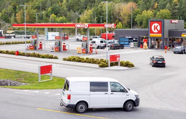 Van pulling into Circle K station
